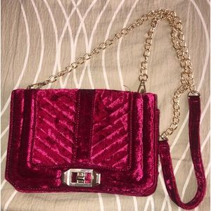 Velvet red crossbody with gold chain